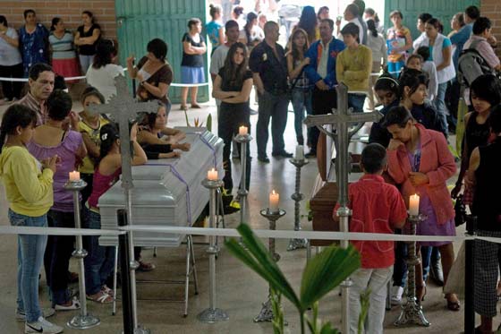 Imagenes del sepelio colectivo en Bello