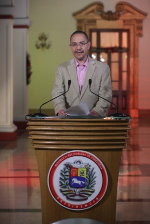 Villegas lee comunicado