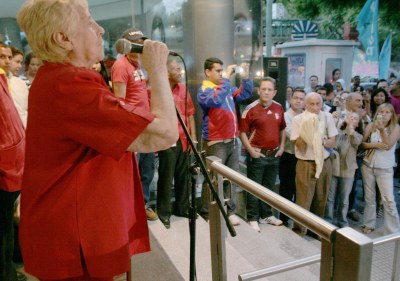 Argentinos celebran regreso Chávez