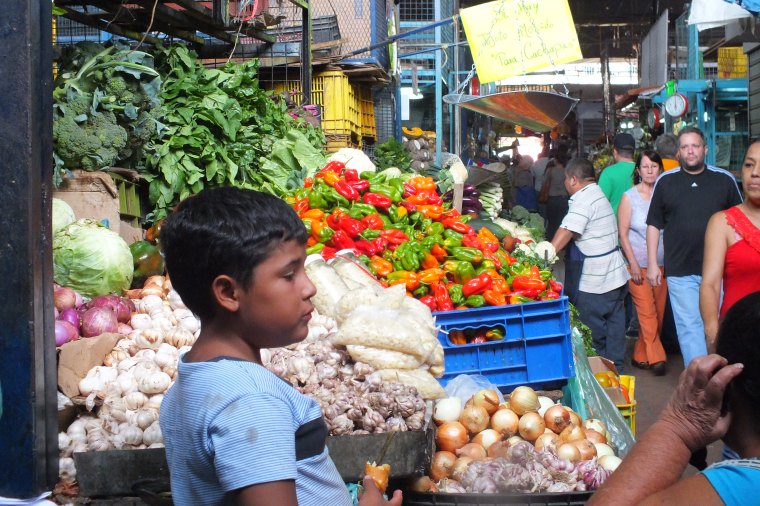 Venta de frutas y verduras Mercado Quinta Crespo Caracas/ Foto Ollantay Itzamná