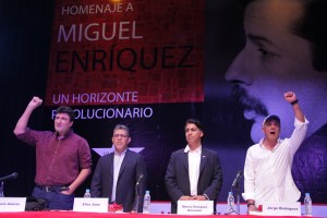 el Autor de la obra acompañadopor autoridades