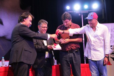 Momento del bautizo de la obra.