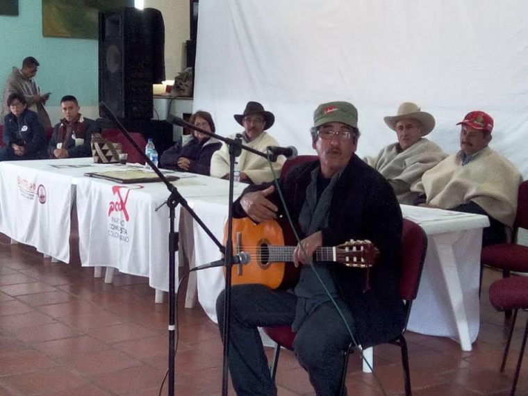 Julián Conrado con sus canciones de paz.